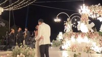 Saat malam, Salshabilla Adriani dan Ohim berdansa diiringi lagu Cant Help Falling in Love. Foto: dok. Instagram Story Salshabilla Adriani @megandomani1410.