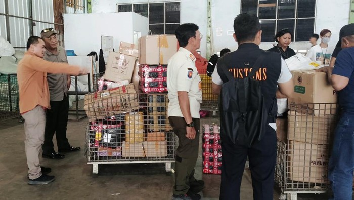 Satpol PP Kabupaten Karawang saat merazia rokok ilegal di salah satu gudang di Karawang