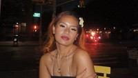 Wanita kelahiran tahun 2000 ini kuliah di New York, Amerika Serikat dan tinggal di sana selama beberapa tahun terakhir. Zahwa kerap terlihat membagikan momennya di Instagram @zahwamassaid. Foto: Instagram zahwamassaid