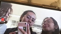 “Waiting for cheese fries,” tulis Zahwa di keterangan foto. Ia dan temannya yang sedang di Washington D.C. terlihat berpose di depan roti. Foto: Instagram zahwamassaid