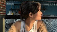 Masih di Jakarta, terlihat juga momen Zahwa nongkrong di sebuah restoran dengan mini bar. Tampak samping pun Zahwa terlalu cantik ini. Foto: Instagram zahwamassaid