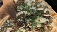 Sesekali Zahwa mengunggah foto makanan nih! Saat di beach club Bali, Zahwa terlihat memesan pizza topping jamur. Foto: Instagram zahwamassaid