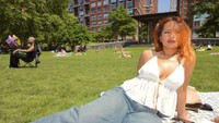 Kulineran seru ala Zahwa nih! Di New York ia piknik dengan pemandangan gedung-gedung tinggi. Tak lupa ada bekal makanannya! Foto: Instagram zahwamassaid
