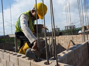 Luhut Dorong Proyek Infrastruktur Pakai Semen Hijau, Bisa Kurangi Emisi