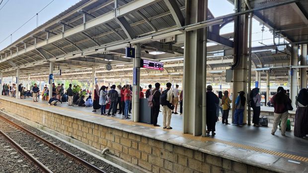 Suasana Stasiun Jatinegara, Jakarta Timur, Minggu (21/7/2024)-(Adrial/detikcom)