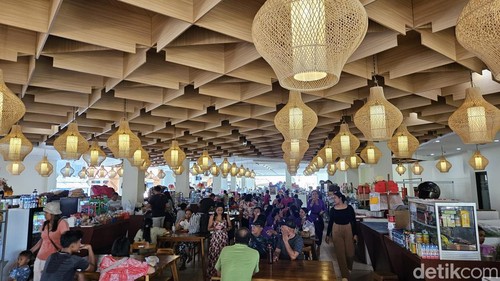 Suasana tempat wisata kuliner di Blok E Pasar Tematik Wisata Semarapura, Klungkung, Minggu (21/7/2024). (I Putu Budikrista Artawan/detikBali)