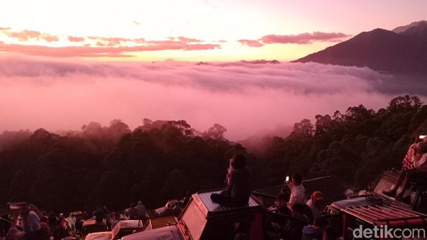 Para pemburu matahari terbit menikmati dari atas jip di Gunung Batur, Bangli.