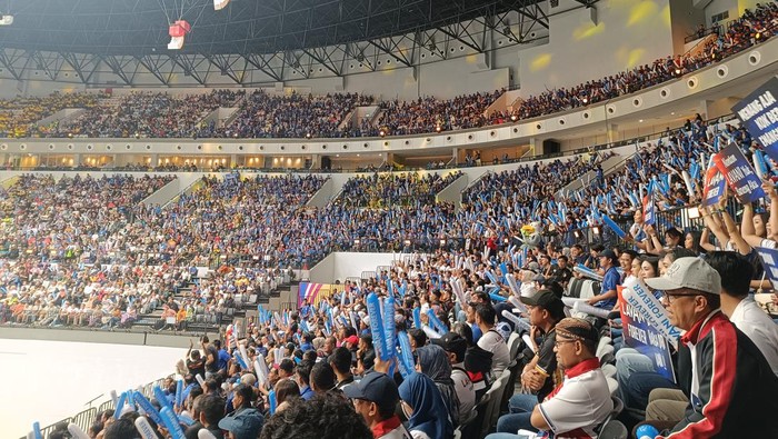 Suporter Jakarta LavAni Allo Bank Elektrik di Indonesia Arena, Jakarta.