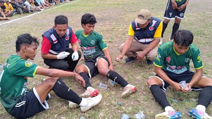 Tenaga medis siaga memeriksa pemain di Bupati Cup 2024 Banyuwangi