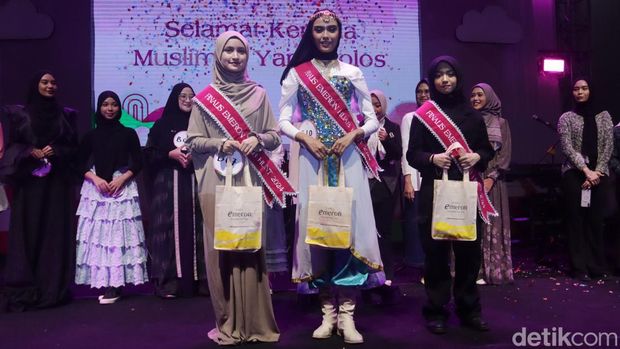 Tiga Finalis Emeron Hijab Hunt 2024 di Bandung Shafira Fitri Baraja, Salma Naila, dan Desi Rachmi menjadi tiga finalis Emeron Hijab Hunt 2024 di Bandung, Minggu (21/7/2024).
