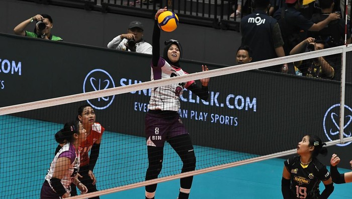 Pevoli Jakarta BIN Megawati Hangestri (ketiga kiri) melakukan smes ke arah tim Jakarta Electric PLN pada pertandingan perebutan juara pertama Proliga 2024 di Indonesia Arena, GBK, Senayan, Sabtu (20/7/2024). ANTARA FOTO/Fakhri Hermansyah/tom.