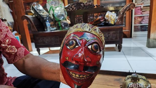 Dari kanan ke kiri, topeng Klana Sewandana, Bancak dan Doyok saat dikeluarkan dari kotak penyimpanannya di rumah pewaris kelima, Heni Eka Wati (34), Selasa (16/7/2024).