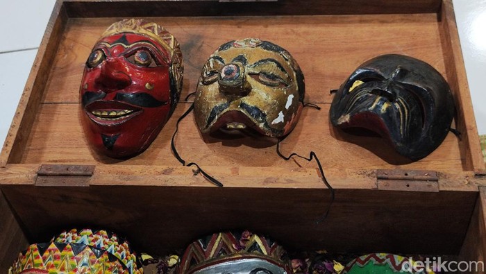 Dari kanan ke kiri, topeng Klana Sewandana, Bancak dan Doyok saat dikeluarkan dari kotak penyimpanannya di rumah pewaris kelima, Heni Eka Wati (34), Selasa (16/7/2024).