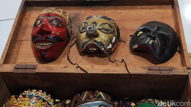 Dari kanan ke kiri, topeng Klana Sewandana, Bancak dan Doyok saat dikeluarkan dari kotak penyimpanannya di rumah pewaris kelima, Heni Eka Wati (34), Selasa (16/7/2024).