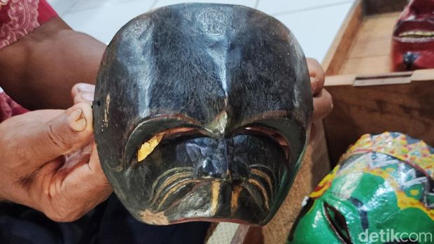 Dari kanan ke kiri, topeng Klana Sewandana, Bancak dan Doyok saat dikeluarkan dari kotak penyimpanannya di rumah pewaris kelima, Heni Eka Wati (34), Selasa (16/7/2024).