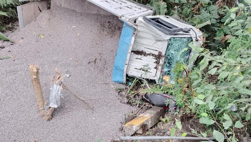 Truk dan sepeda motor terjun ke jurang di Karangasem, Bali, Minggu (21/7/2024).
