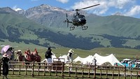 traveler juga bisa menikmati pemandangan alam dengan menggunakan helikopter