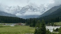 pesona gunung bersalju menjadi ikon tersendiri di Xiata Zhaosu