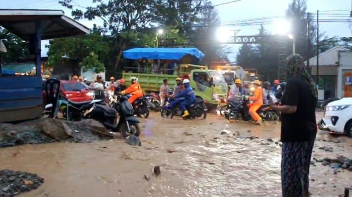 Wanita di Halteng mengamuk ke sekuriti tambang gegara rumahnya kebanjiran.