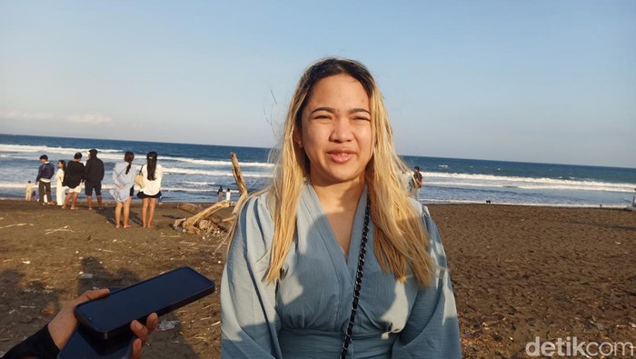 Widi, salah satu teman almarhum Yitta Dali Wassink, hadir dalam prosesi pelarungan abu di Pantai Lembeng, Desa Lembeng, Kecamatan Sukawati, Gianyar, Bali, Minggu (21/7/2024). (Ni Made Lastri Karsiani Putri/detikBali)