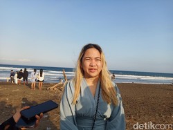 Widi adalah salah satu teman Dali yang hadir saat prosesi tersebut. Widi menuturkan Dali dan Jennifer merupakan sosok yang baik dan friendly. Widi kaget hingga menangis saat mendengar kecelakaan Dali. (Ni Made Lastri Karsiani Putri/detikBali)