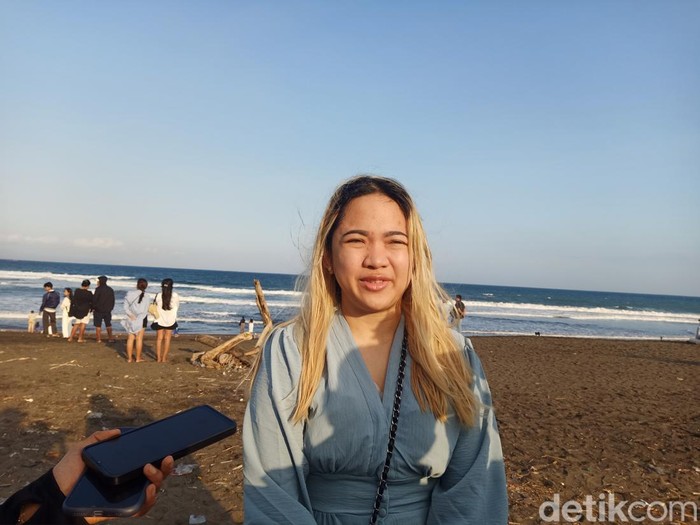 Widi, salah satu teman almarhum Yitta Dali Wassink, hadir dalam prosesi pelarungan abu di Pantai Lembeng, Desa Lembeng, Kecamatan Sukawati, Gianyar, Bali, Minggu (21/7/2024). (Ni Made Lastri Karsiani Putri/detikBali)