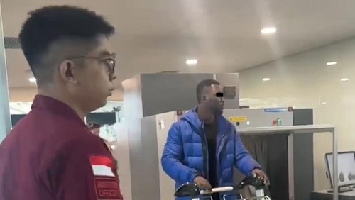 Seorang warga negara Nigeria berinisial AFG (23), diusir alias dideportasi dari Bali, Jumat (19/7/2024). (Dok. Kanwil KemenkumHAM Bali).