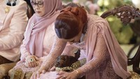 Aaliyah Massaid sungkem kepada Zahwa. Pada momen ini terlihat Zahwa mengusap pundak Aaliyah dan berbicara di dekat telinga adiknya itu. Foto: dok. Channel YouTube Thariq Halilintar
