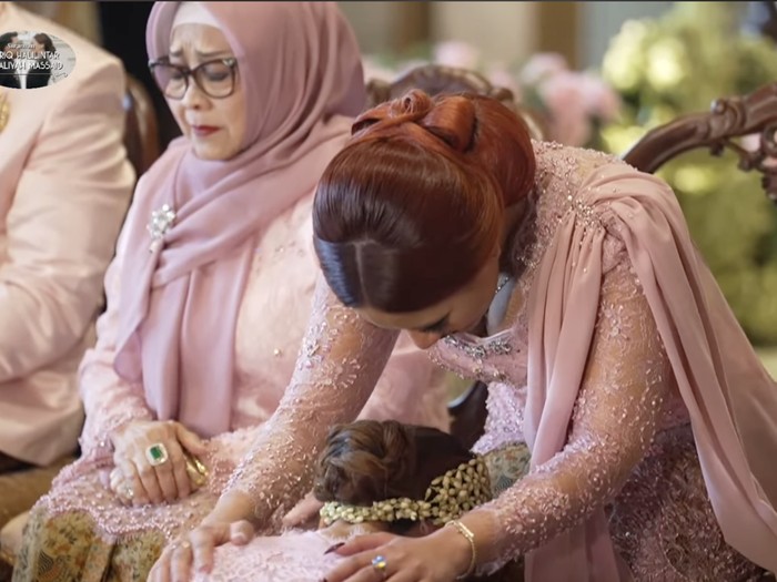 Zahwa dan Aaliyah Massaid Zahwa dan Aaliyah Massaid di prosesi langkahan.