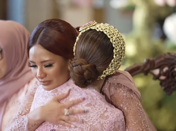 Zahwa dan Aaliyah Massaid di prosesi langkahan.