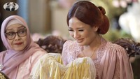Aaliyah Massaid memberikan hadiah berupa pisang sanggan. Pisang tersebut dibungkus dengan kerucut berwarna emas dan kain tule putih transparan. Foto: dok. Channel YouTube Thariq Halilintar