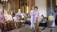 Kemudian, Zahwa yang berjalan sambil memegang tebu wulung berbatang lurus dan pada bagian atasnya diikatkan ayam bekakak yang dipercaya pandai mengais rezeki. Zahwa berjalan menuntun Aaliyah Massaid melewati tumpeng dan melangkahi bokor berisi air kembang setaman. Foto: dok. Channel YouTube Thariq Halilintar