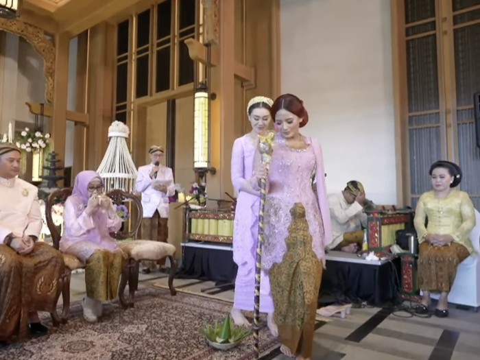 Zahwa dan Aaliyah Massaid Zahwa dan Aaliyah Massaid di prosesi langkahan.