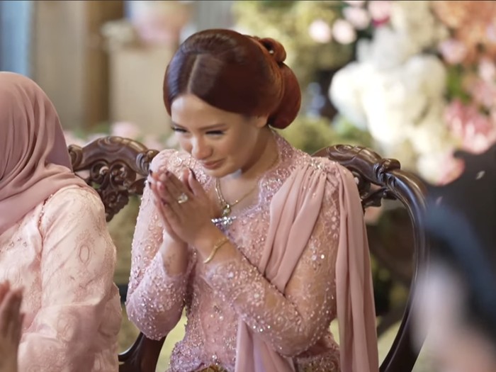 Zahwa dan Aaliyah Massaid Zahwa dan Aaliyah Massaid di prosesi langkahan.