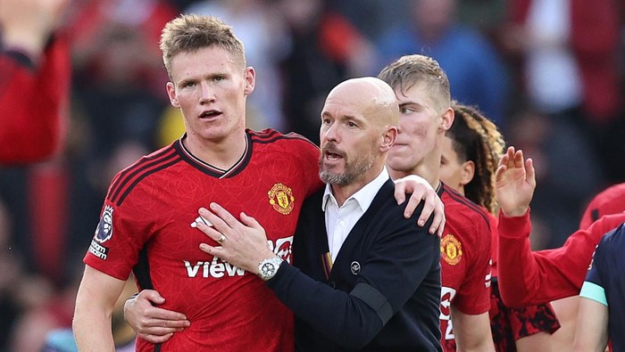 MANCHESTER, ENGLAND - OCTOBER 7: Scott McTominay celebrates the 2-1 victory with Erik ten Hag the head coach / manager of Manchester United during the Premier League match between Manchester United and Brentford FC at Old Trafford on October 7, 2023 in Manchester, United Kingdom. (Photo by Matthew Ashton - AMA/Getty Images)