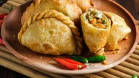 Jerry Putra Cake di kawasan Tebet menyediakan pastel isi sayuran dan telur yang cocok untuk berbagai acara. Harganya dari Rp 3.000 per biji. Foto: Ilustrasi iStock