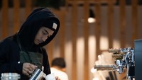 Selain paling rajin hangout, ternyata ABidzar juga handal menyeduh kopi. Di kafe miliknya ia sesekali membantu para barista dalam menyajikan kopi. Foto: Instagram/abidzar73