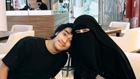 Sebagai anak laki-laki yang pertama, ia begitu menjaga ibunya. Makan bersama sang ibu di tengah waktu padat selalu diluangkan Abidzar. Foto: Instagram/abidzar73