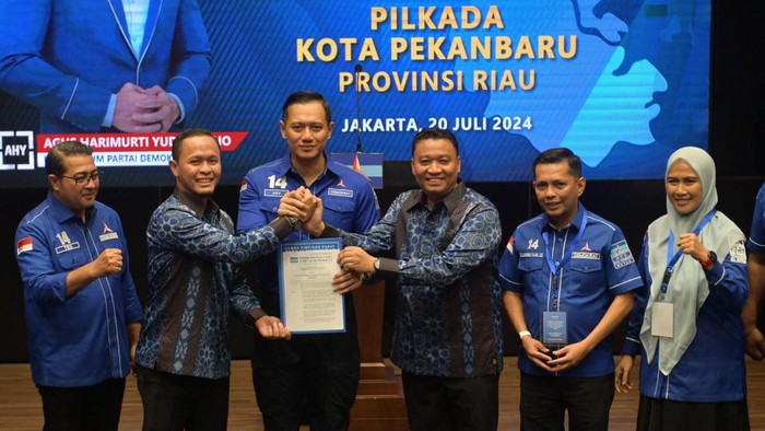 Agung-Markarius saat menerima surat dukungan dari AHY (Dok Partai Demokrat)