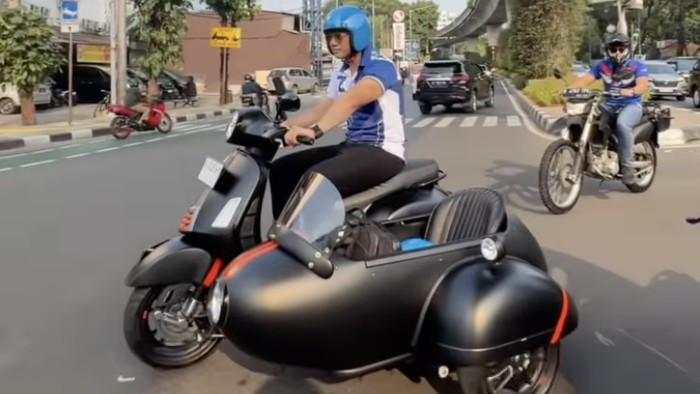 AHY Naik Vespa Rp 85 Juta