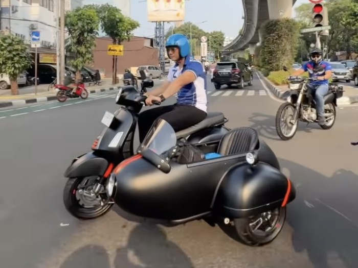 AHY Naik Vespa Rp 85 Juta