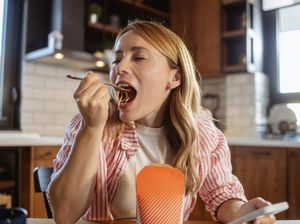Ngidam Makanan Manis atau Pedas Saat Haid? Ternyata Ini 5 Penyebabnya