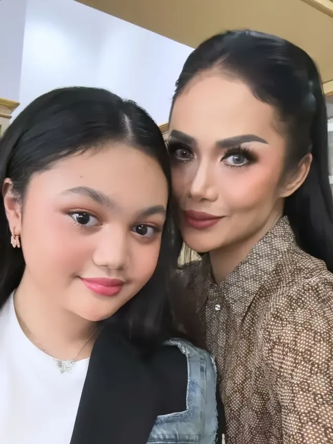 Biasa tampil dengan rambut keriting, kali ini Amora tampil dengan rambut lurus seperti sang mama. Penampilan Amora pun jadi terlihat manglingi. Foto: Instagram