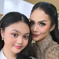 Biasa tampil dengan rambut keriting, kali ini Amora tampil dengan rambut lurus seperti sang mama. Penampilan Amora pun jadi terlihat manglingi. Foto: Instagram