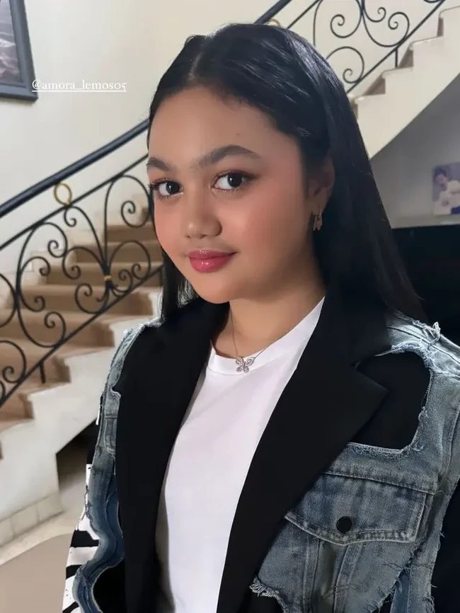 Sudah semakin besar, pesona Amora pun makin terpancar. Amora disebut-sebut mewarisi kecantikan sang mama. Foto: Instagram