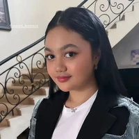 Sudah semakin besar, pesona Amora pun makin terpancar. Amora disebut-sebut mewarisi kecantikan sang mama. Foto: Instagram