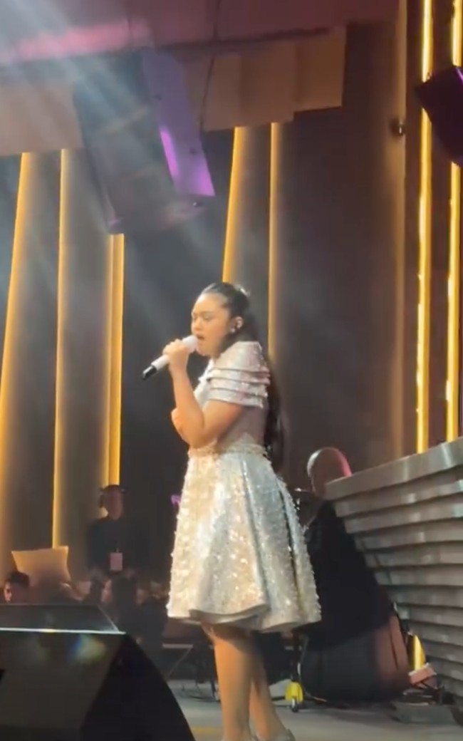 Baru-baru ini Amora juga kembali manggung dengan rambut lurus. Namun rambut tersebut tidak permanen karena hanya merupakan hasil catokan. Foto: Instagram