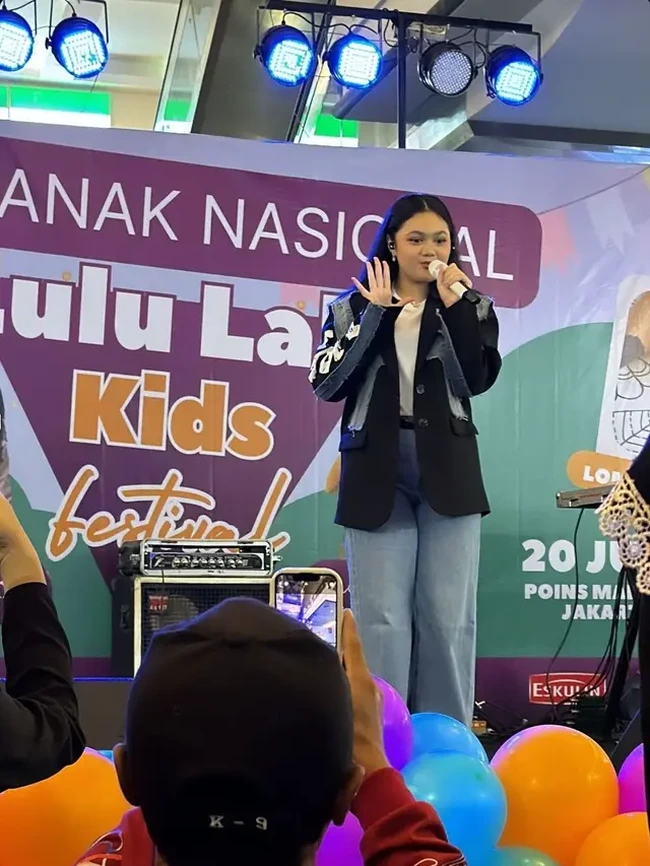 Tampil di acara peringatan Hari Anak Nasional, LuluLala Kids, penampilan Amora putri Krisdayanti jadi sorotan. Tak seperti biasa, gadis 12 tahun itu terlihat mengubah gaya rambutnya. Foto: Instagram