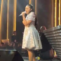 Baru-baru ini Amora juga kembali manggung dengan rambut lurus. Namun rambut tersebut tidak permanen karena hanya merupakan hasil catokan. Foto: Instagram