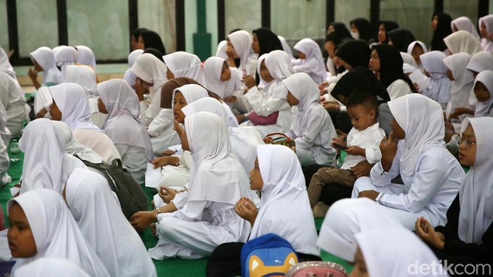 DPP PKB gelar doa bersama anak yatim. Doa ini menjadi pembuka jelang puncak harlah PKB di JCC Senayan besok.